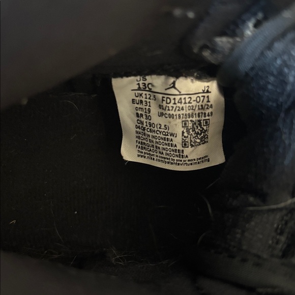 Nike Kids Air Jordan Retro High OG Black and Gold High-Tops - Picture 4 of 4